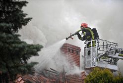 Łomianki. Wielki ogień na poddaszu. Kilkanaście jednostek straży walczy z żywiołem