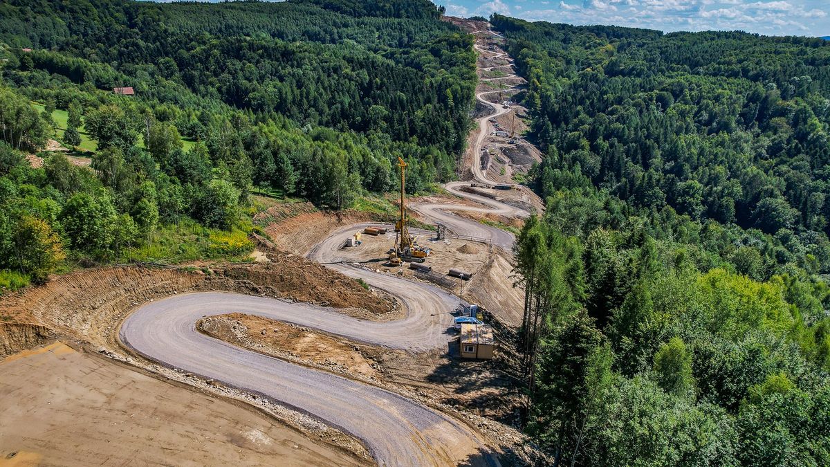 Wykonane 8 sierpnia 2024 roku zdjęcie lotnicze miejsca, w którym powstanie wysoka na 80 m estakada.