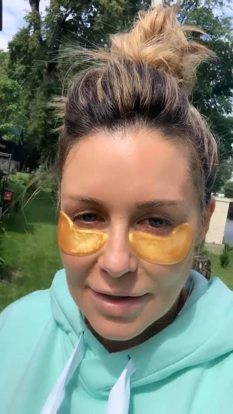Małgorzata Rozenek odreagowuje nocne zmęczenie złotymi płatkami pod oczy