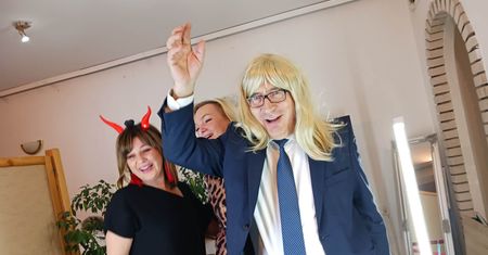 Poseł PiS w damskiej peruce. "Do 17 Kaziu, po 17 - Zosia"