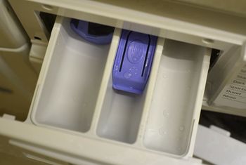 Wlej pół szklanki do szuflady pralki. Szybko sobie podziękujesz