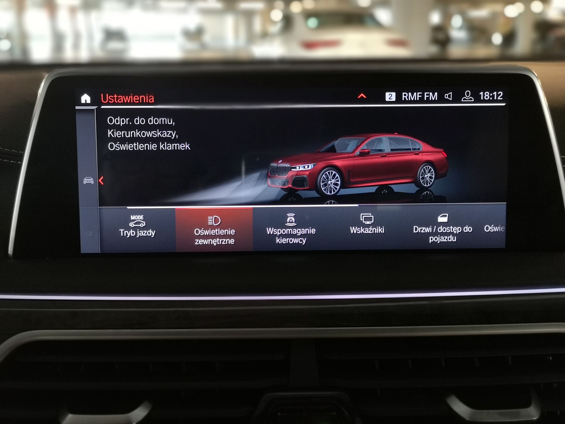 BMW 750i xDrive: Systemy wsparcia kierowcy, Night Vision, zdalne sterowanie i audio Bowers & Wilkins 24