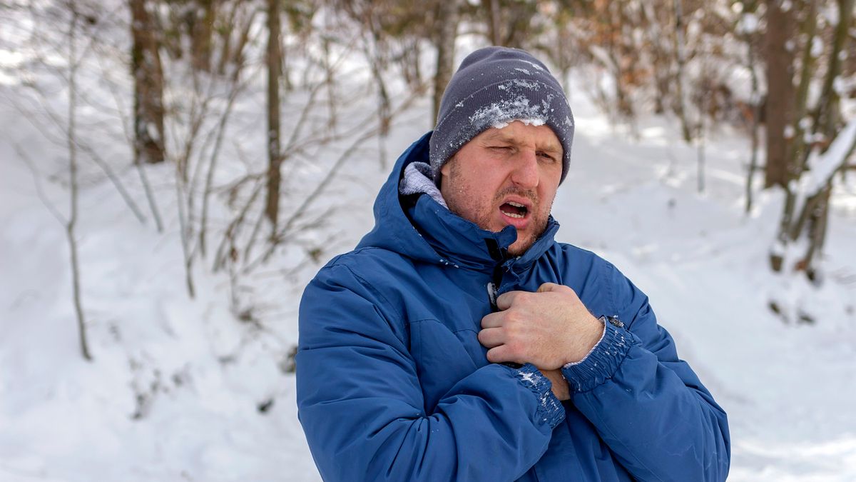Zimą wzrasta ryzyko zawału serca. Ekspert wyjaśnia, czego należy unikać