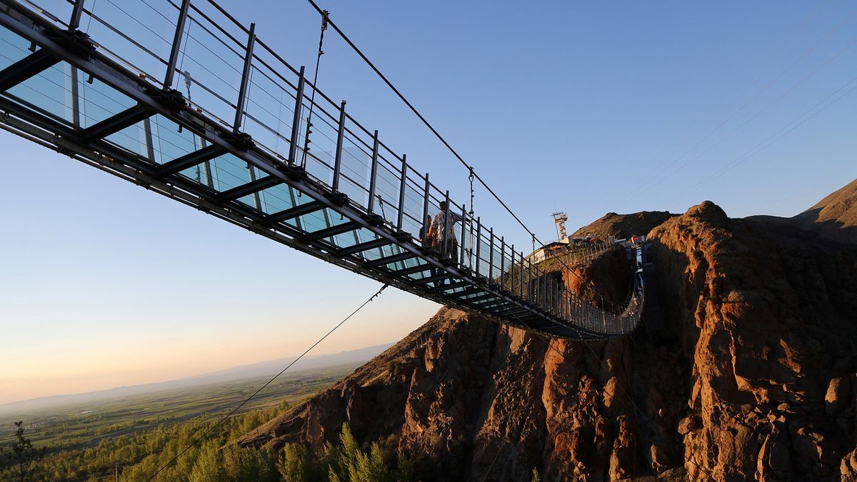 Most jest zawieszony na wysokości ok. 70 m.