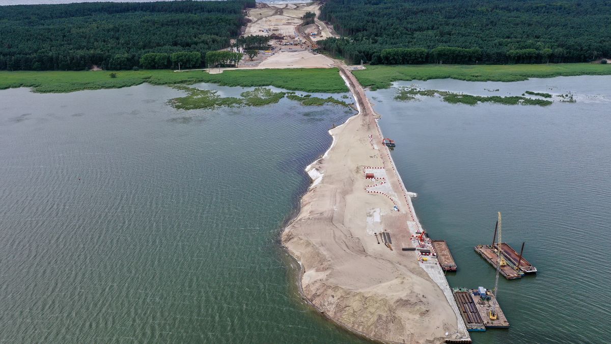 Nowy Swiat gm. Sztutowo, 11.07.2020 r. Prace przy budowie kanalu zeglugowego laczacego Zatoke Gdanska z Zalewem Wislanym.