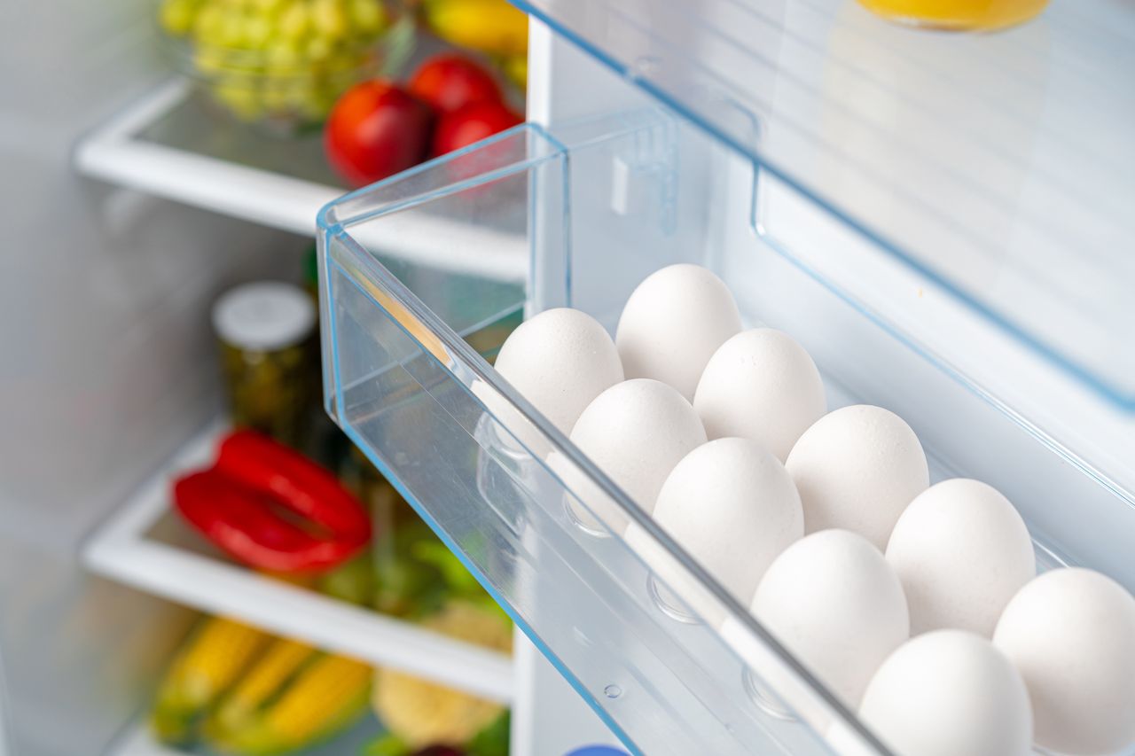 Jajka przechowywane na drzwiach lodówki
