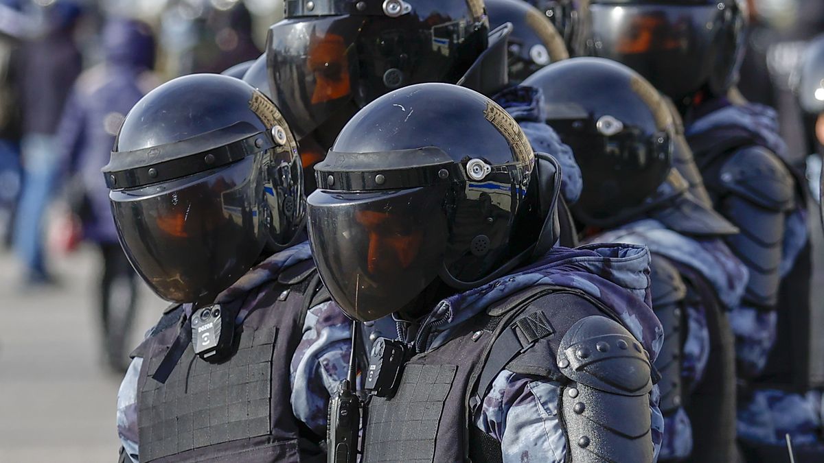 Moskwa, 6 marca. Rosyjskie służby podczas protestu przeciwko wojnie. W całym kraju zatrzymano już kilka tysięcy demonstrantów