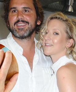 Lara Gessler się zaręczyła. Pokazała zdjęcie w łóżku i pierścionek. Co na to mama?