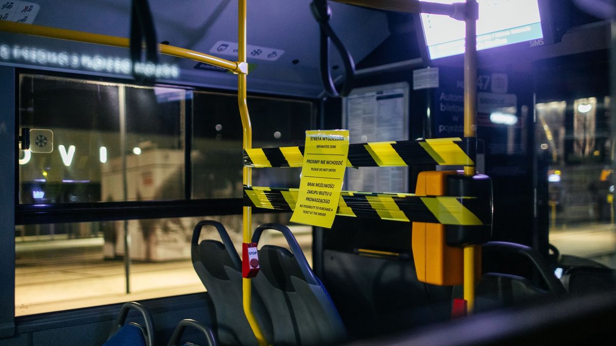 W autobusach i tramwajach nadal można natknąć się na radykalne środki zapobiegawcze (fot. Filip Radwanski/SOPA Images/LightRocket via Getty Images)