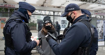 Polacy łamią nowe obostrzenia. Uwaga! Policja ostrzega, że zmieniło się prawo