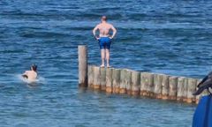 Skoczył na główkę z falochronu. Bezmyślne zachowanie turystów w Mielnie