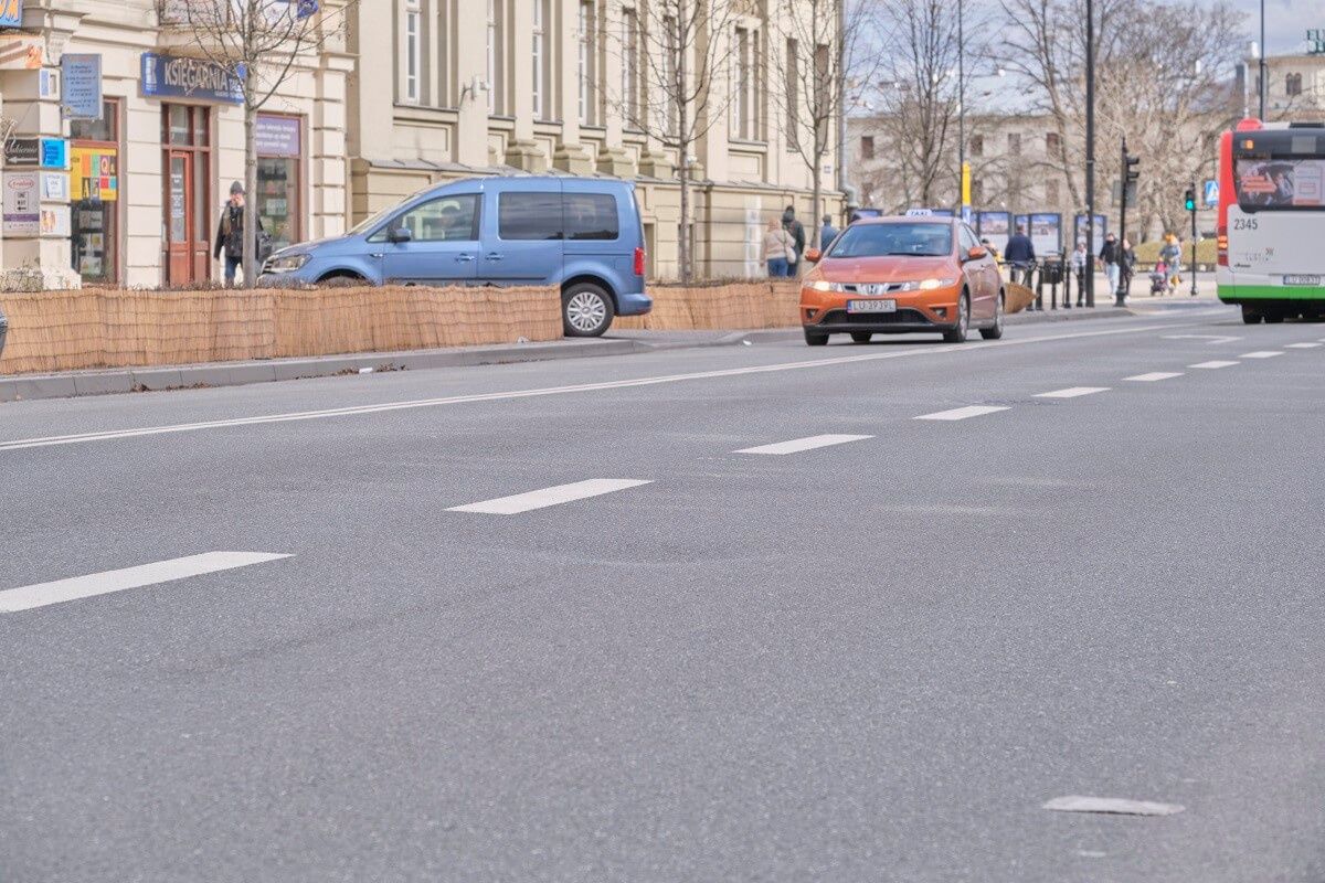 Zapadnięta jezdnia na ul. Krakowskie Przedmieście