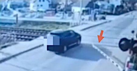2 tys. zł mandatu dla 77-latka. Wjechał lexusem w zapory kolejowe