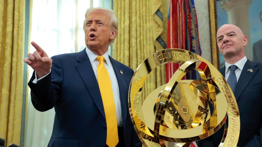 Prezydent USA Donald Trump i  prezydent FIFA Gianni Infantino 