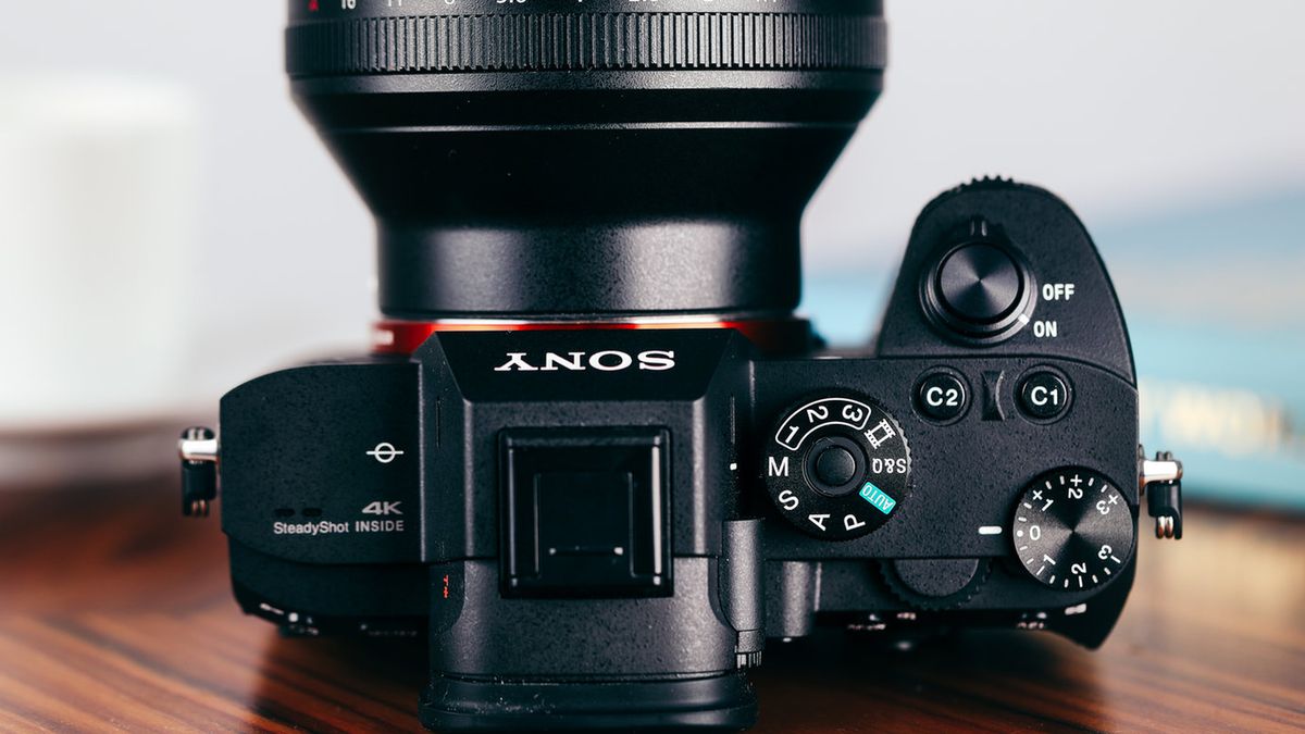 Sony wycofuje aktualizację do A7 III i A7R III. Błąd zawiesza aparaty 1