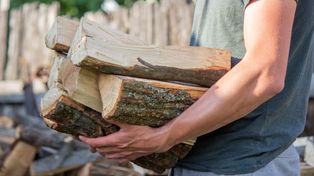 Drewno schnie za długo? Ten sposób zmienia wszystko już po kilku tygodniach