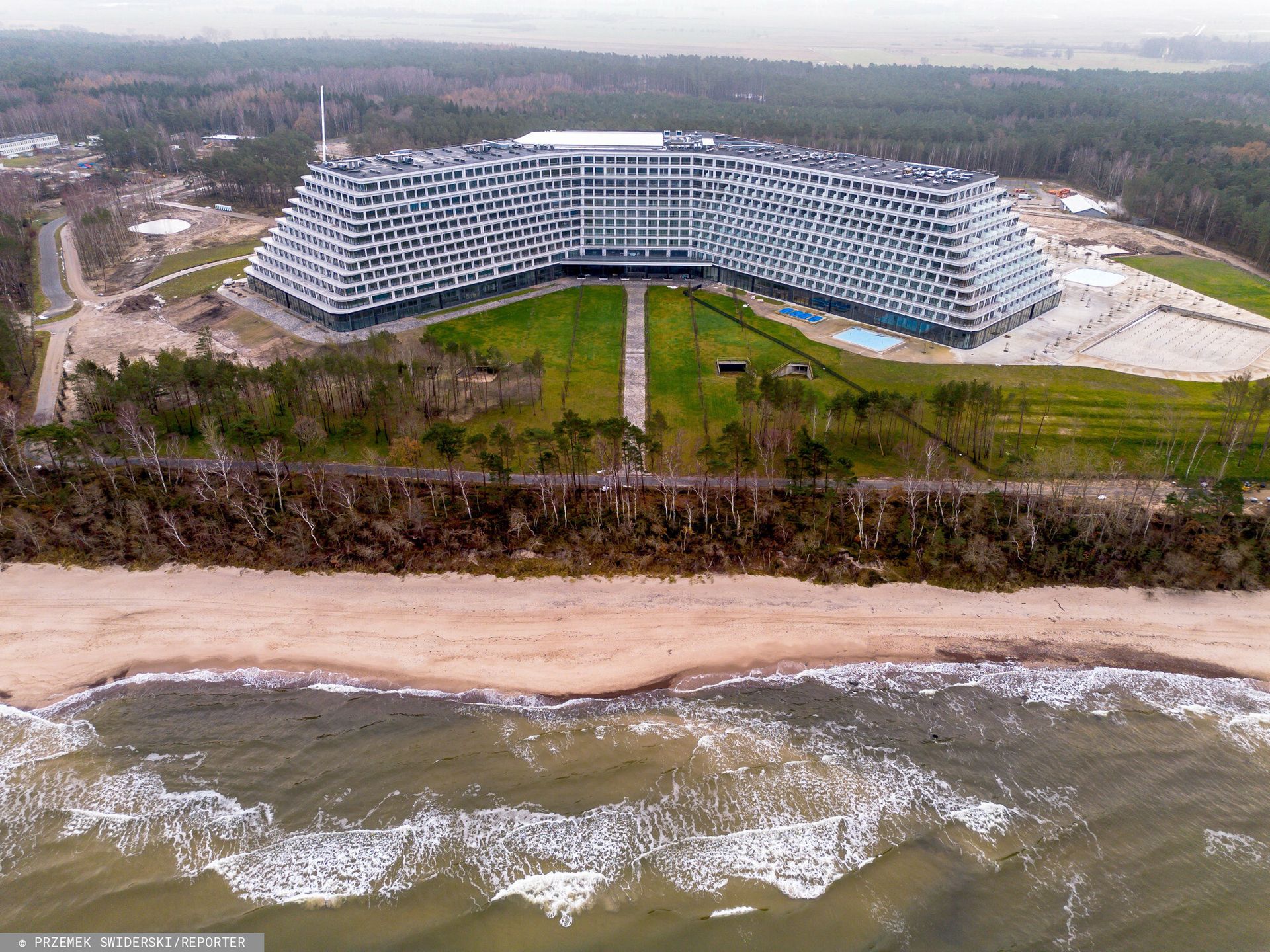 Hotel Gołębiewski w Pobierowie - stan realizacji na połowę grudnia 2023 r.