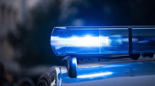 Wołanie o ratunek przy komisariacie policji w Tarnowie. Funkcjonariusze błyskawicznie ruszyli z pomocą krwawiącemu mężczyźnie