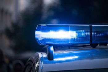 Wołanie o ratunek przy komisariacie policji w Tarnowie. Funkcjonariusze błyskawicznie ruszyli z pomocą krwawiącemu mężczyźnie