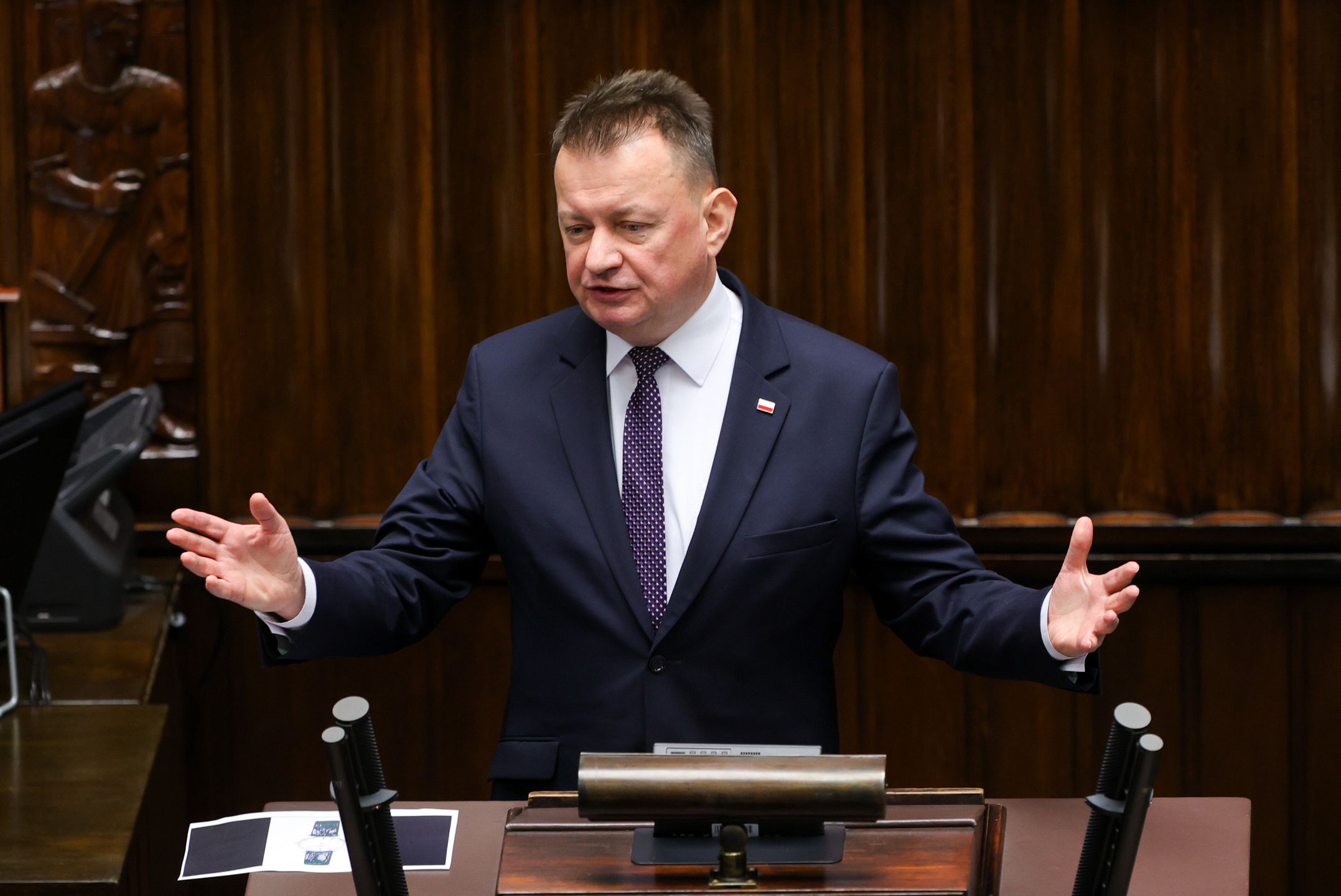 Warszawa, 26.04.2024. Poseł PiS Mariusz Błaszczak w Sejmie w Warszawie, 26 bm. W ostatnim dniu posiedzenia posłowie będą głosowali m.in. nad przyjęciem informacji szefa MSZ Radosława Sikorskiego o założeniach i zadaniach polityki zagranicznej na 2024 r. (sko) PAP/Rafał Guz