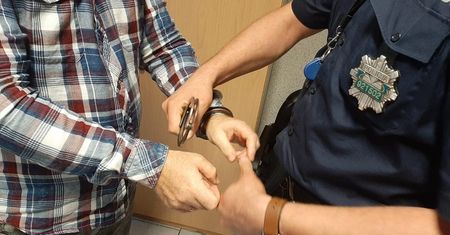 Chciał złapać "stopa", trafił na policjantów. Pojechał prosto do aresztu