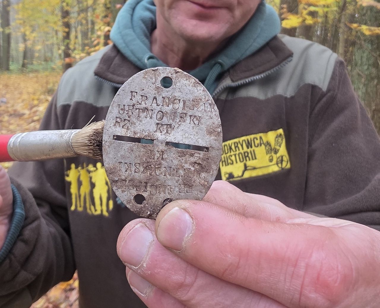 Nieśmiertelnik żołnierza znaleziony w lesie. "Poszukujemy rodziny"
