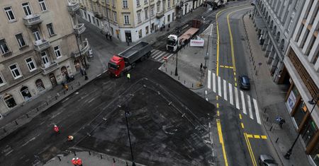 Warszawa. Podczas przebudowy placu Pięciu Rogów odkryto stary bruk