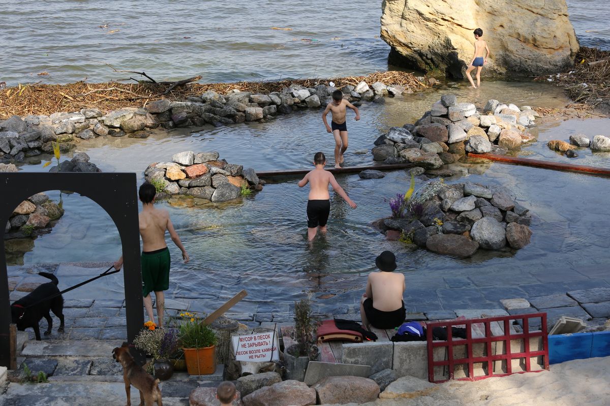 Odessa, plaża Otrada. Plażowicze niefrasobliwie podchodzą do zakazów kąpieli wprowadzonych w związku z ekologiczna katastrofą po wysadzeniu tamy w Nowej Kachowce