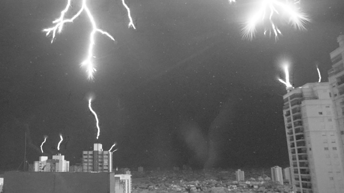 Potężny piorun łączący się z wyładowaniem o przeciwnym ładunku wychodzącym z piorunochronu.