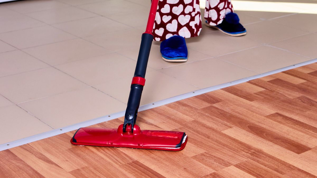 Kobieta myje podłogę