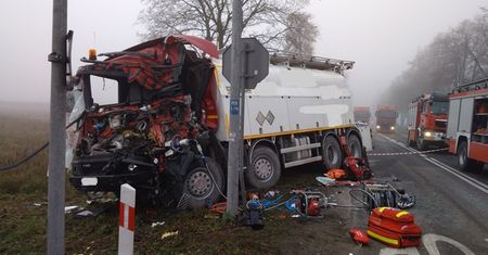 Zderzenie dwóch samochodów ciężarowych w Bidzinach