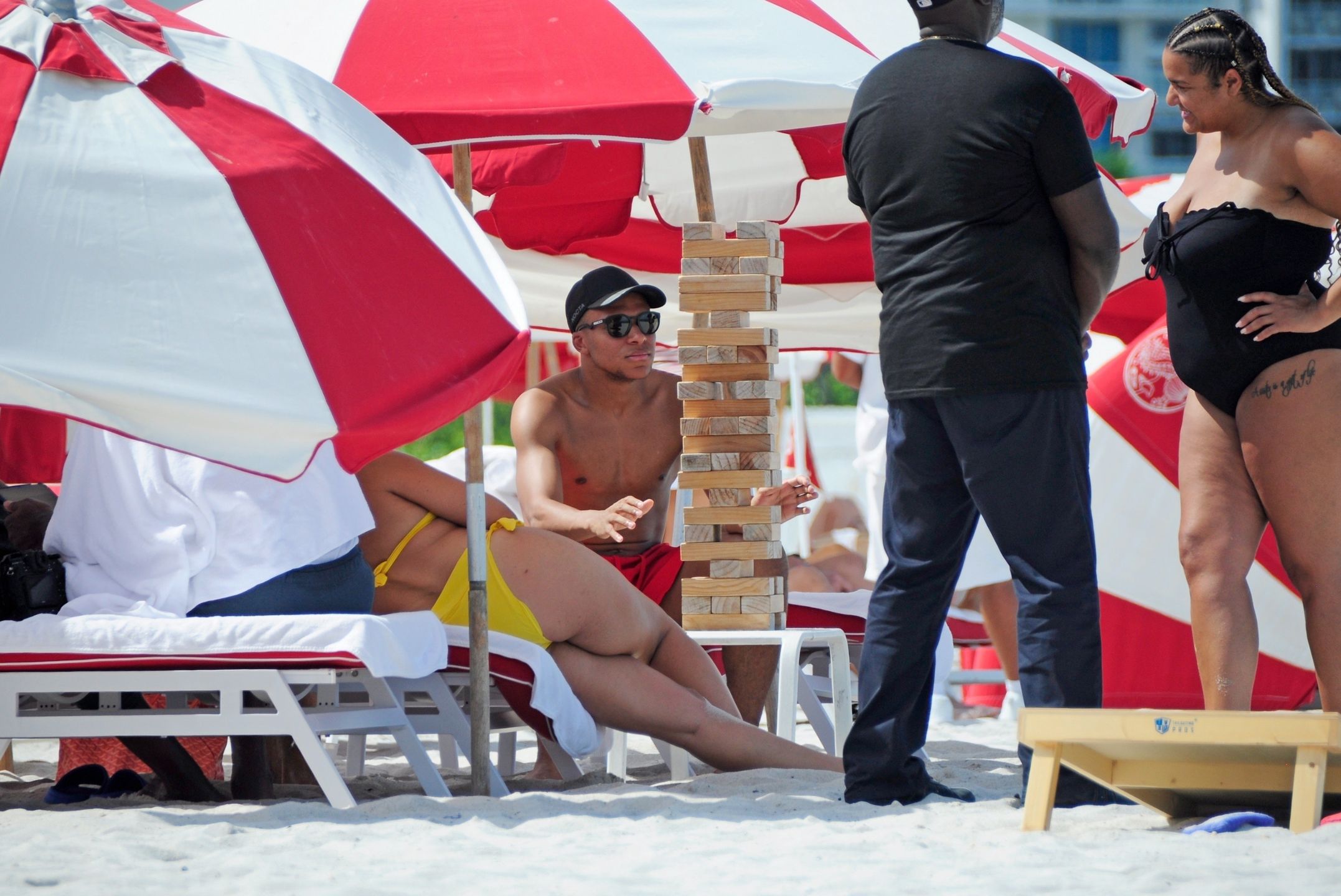 Kylian Mbappe eksponuje wytrenowane ciało na plaży w Miami