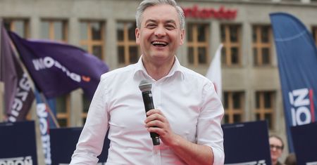 "Mam z tego bekę". Internauci zapytali Biedronia o Krzysztofa Bosaka