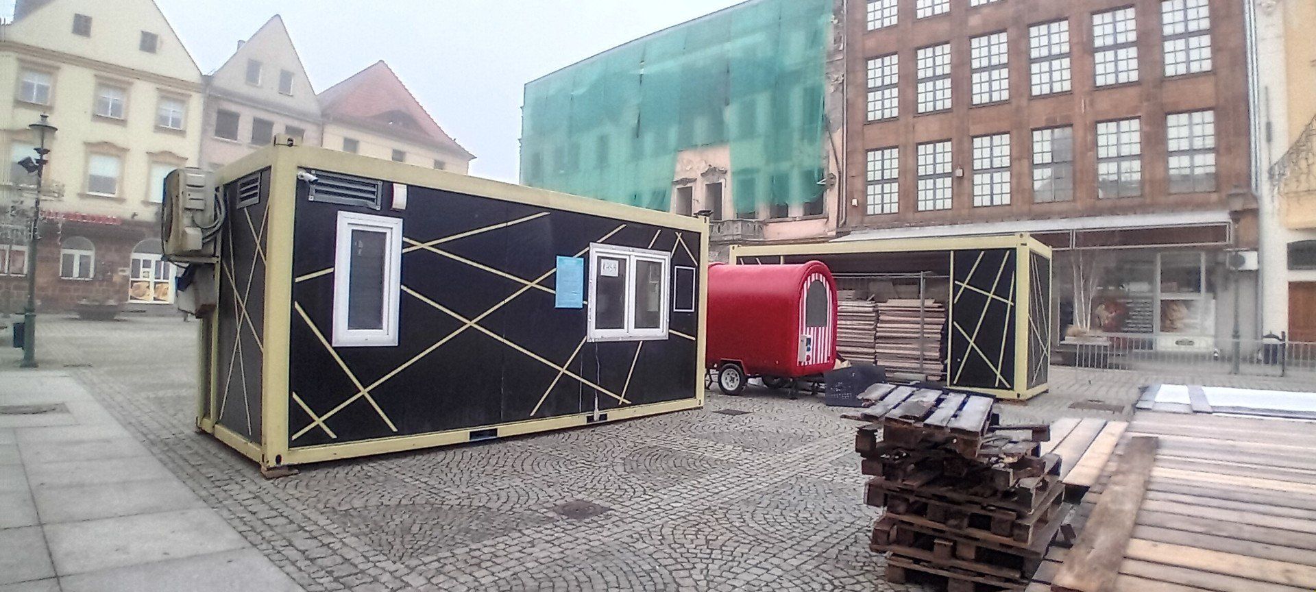 Budowa tymczasowego lodowiska w Żarach