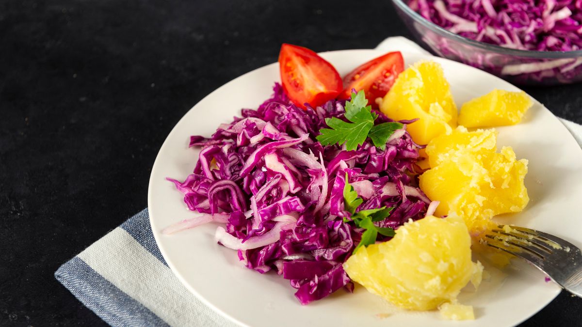 Surówka biskupia z czerwonej kapusty to idealny dodatek do obiadu