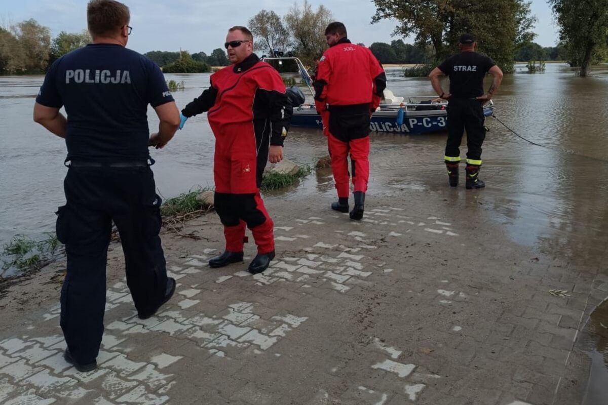 Wsparcie policji dla strażaków walczących z powodzią