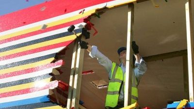 Tak wygląda demolowanie piętrowego domu z klocków lego 1