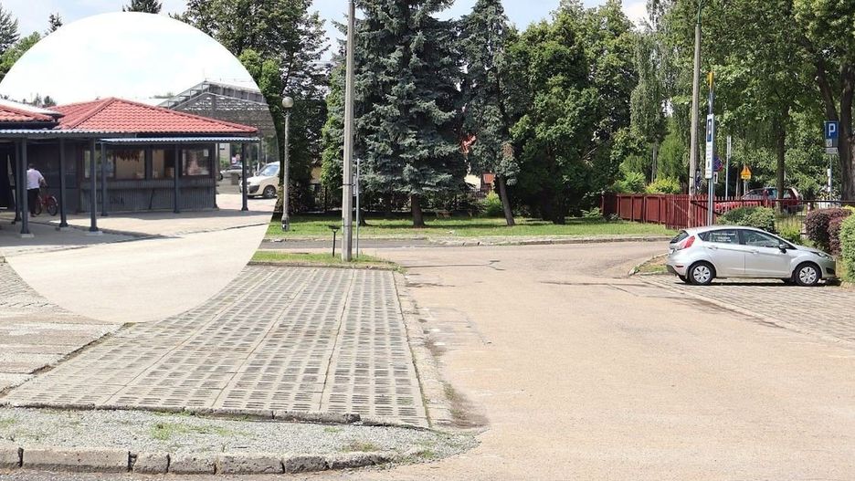 Za miejsce postojowe wewnątrz targowiska miejskiego, w jego zachodniej części, trzeba zapłacić.