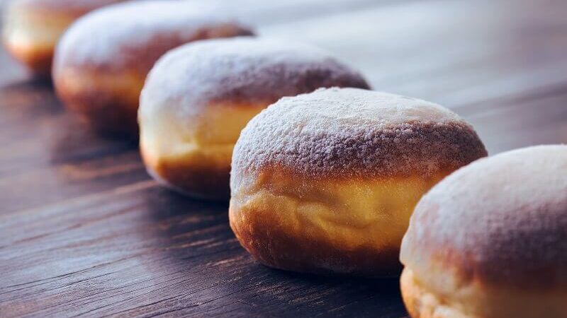 Pączki posypane cukrem pudrem