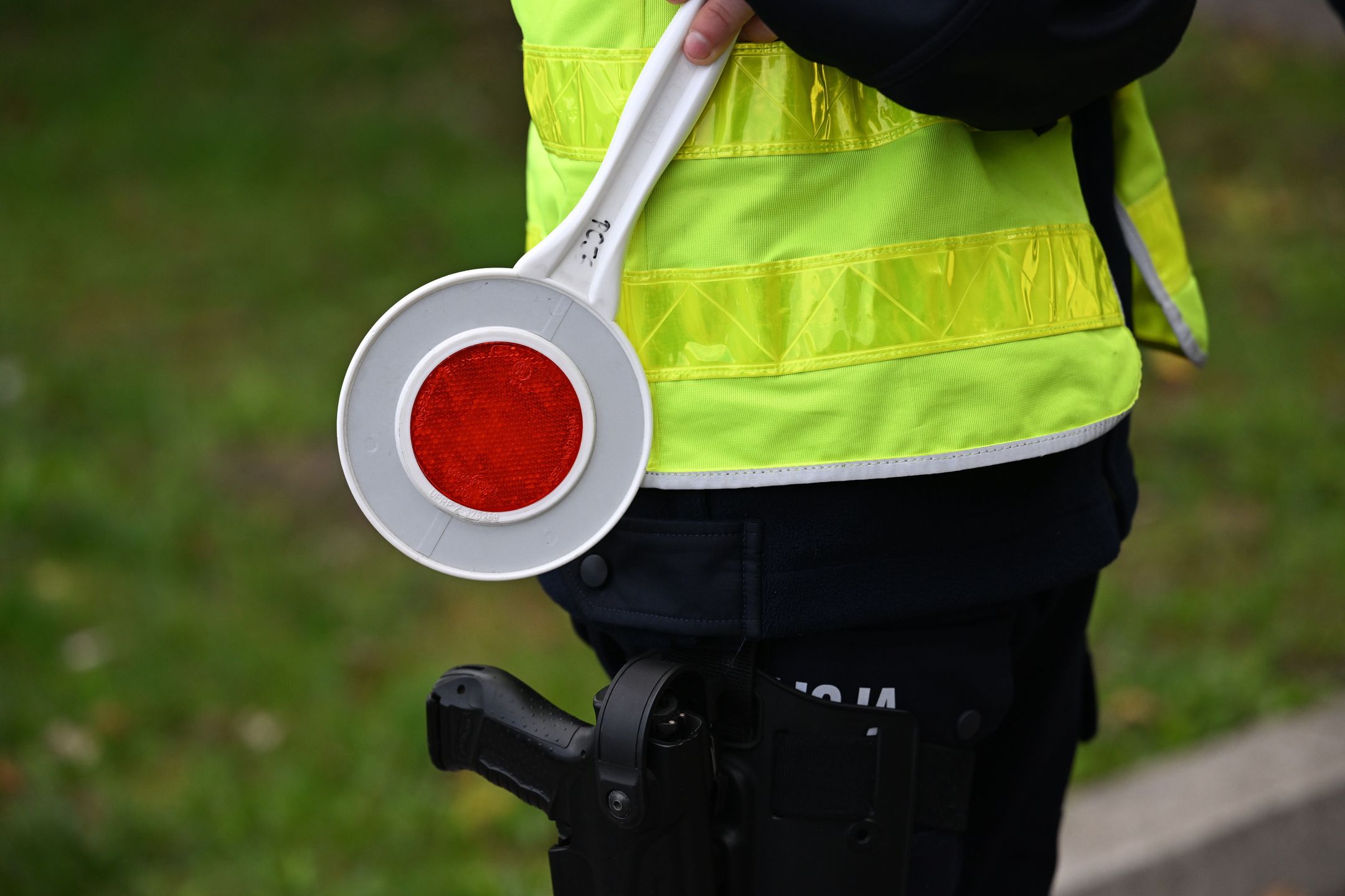 Przemyśl, 17.09.2022. Policyjny patrol podczas kontroli drogowej w Przemyślu, 17 bm. 17 września 2022 r. weszły w życie przepisy rozporządzenia Ministra Spraw Wewnętrznych i Administracji w sprawie ewidencji kierujących pojazdami naruszających przepisy ruchu drogowego. Zmiany te wprowadzają do katalogu wykroczeń maksymalną karę 15 punktów za najcięższe wykroczenia drogowe. Dotyczą one w szczególności kierowców, którzy drastycznie przekraczają prędkość i jeżdżą pod wpływem alkoholu. (aldg) PAP/Darek Delmanowicz