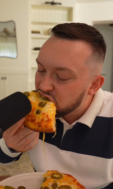 Książulo zajada się swoją pizzą