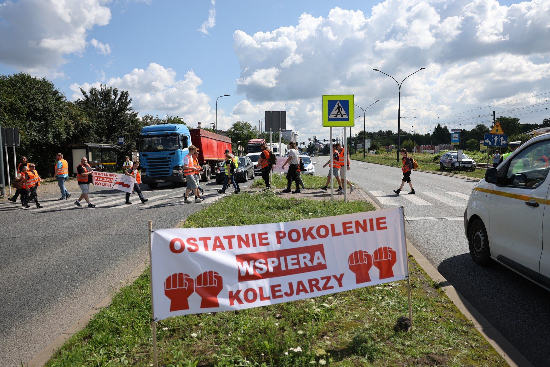 W środę 30 lipca pracownicy PKP Cargo, wspierani przez Ostatnie Pokolenie, protestują m.in. na ul. Piłsudskiego w Dąbrowie Górniczej