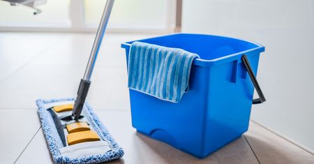 Pokazała genialny sposób na mycie podłóg. Obejdzie się bez szorowania