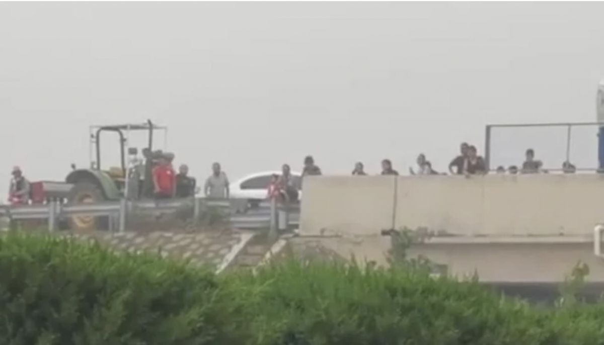 Chiny walczą z kataklizmem. Ludzie są uwięzieni na zalanym wiadukcie w prowincji Henan 