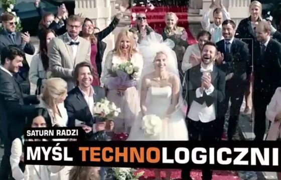 Zdjęcia ślubne według myślenia technologicznego reklamują Saturn (wideo)
