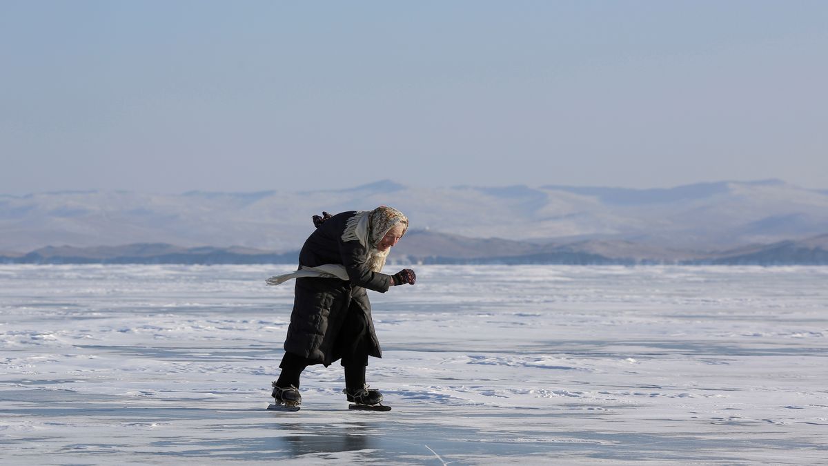 Zdjęcie dnia. Babcia łyżwiarka jeździ po zamarzniętym Bajkale 1