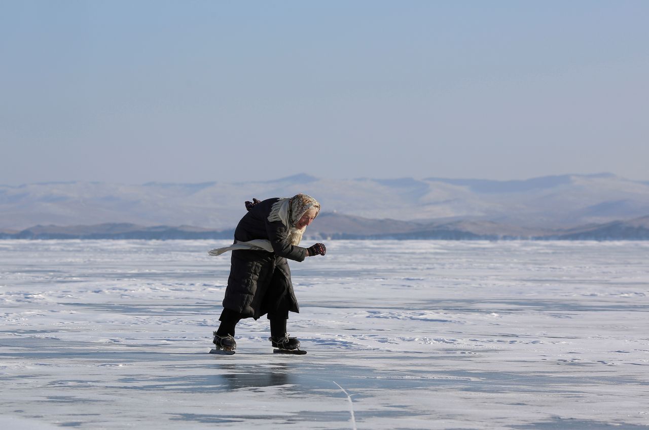 Zdjęcie dnia. Babcia łyżwiarka jeździ po zamarzniętym Bajkale
