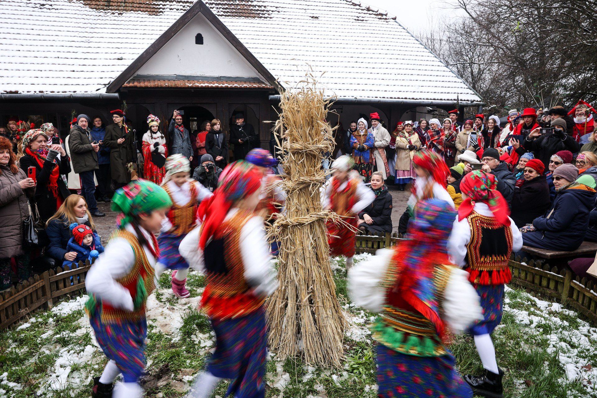 Korowód weselny i osadzanie chochoła w krakowskich Bronowicach