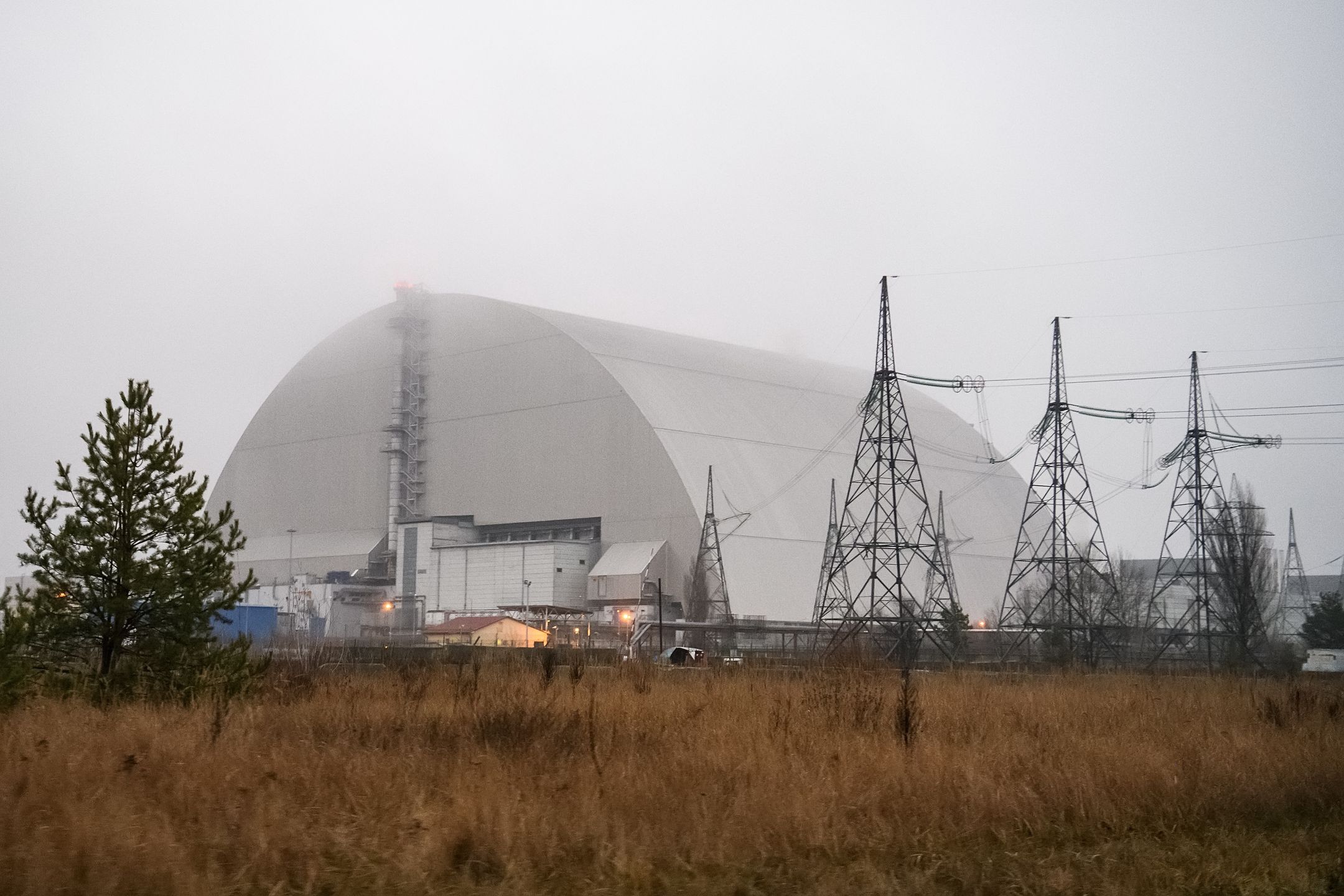 Nowy sarkofag-arka nad uszkodzonym reaktorem elektrowni jądrowej w Czarnobylu