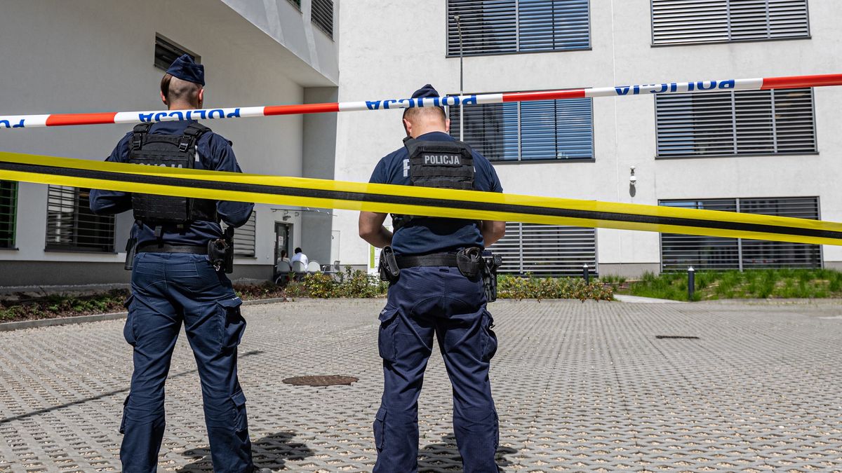 Kraków, 29.04.2025. Funkcjonariusze policji przed wejściem do Szpitala Uniwersyteckiego w Krakowie, gdzie doszło do ataku nożownika, 29 bm. Ortopeda pracujący na jednym z oddziałów placówki został zaatakowany nożem przez 33-letniego sprawcę. Napastnika ujęła ochrona szpitala. Życia lekarza, mimo natychmiastowej operacji, nie udało się uratować. (amb) PAP/Art Service